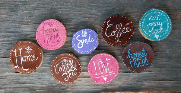 Badges avec mots sourire, maison, amour, café — Photo