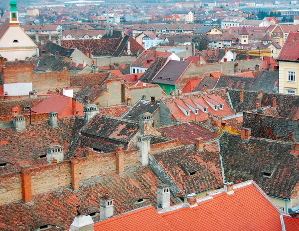 Scena urbana in tutta l'area edificata che mostra i tetti — Foto Stock