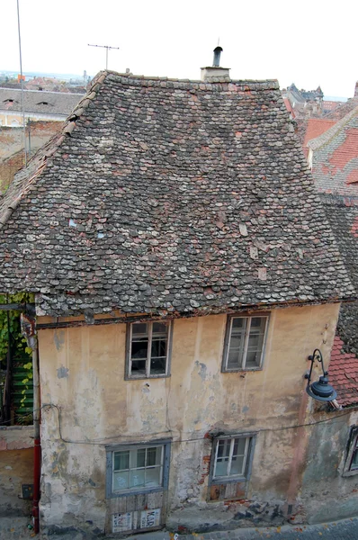 Scène urbaine à travers la zone bâtie montrant les toits — Photo