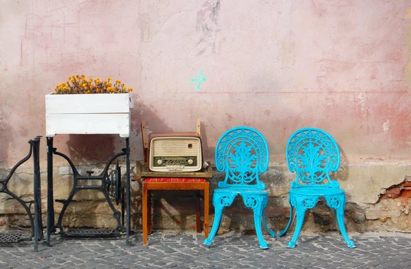 Van het oude gebouw gevel met retro stoelen — Stockfoto