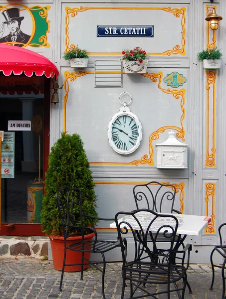 Fassade des Altbaus mit Retro-Terrasse — Stockfoto