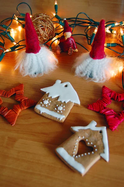 Weihnachten Hintergrund mit Ornamenten und Lebkuchen — Stockfoto