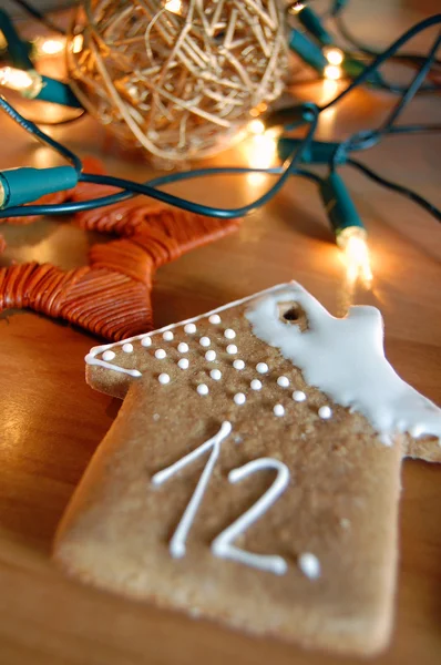 クリスマスの背景に装飾品、ジンジャーブレッドのクッキー — ストック写真