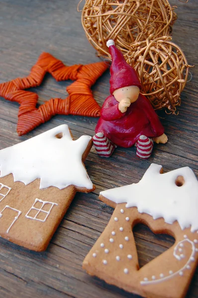 Jul bakgrund med ornament och pepparkakor på träbord — Stockfoto