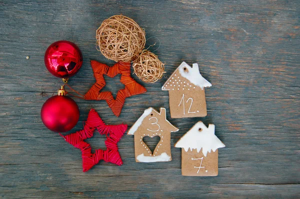 Boże Narodzenie tło z ornamentami i pierniki na drewnianym stole — Zdjęcie stockowe