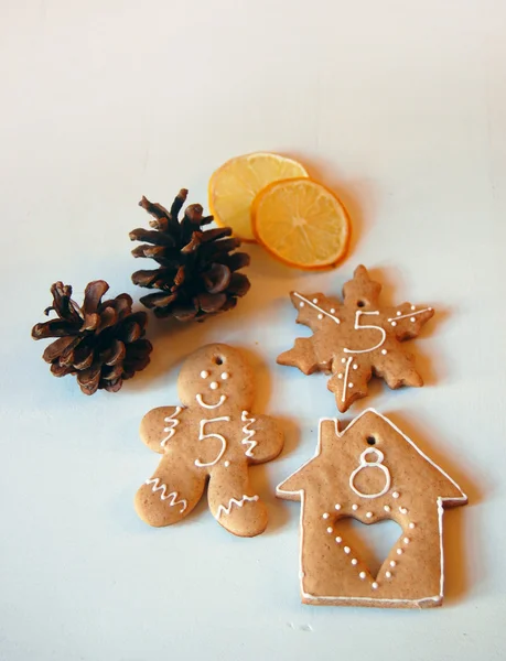 Jul bakgrund med ornament och pepparkakor på vita träbord — Stockfoto