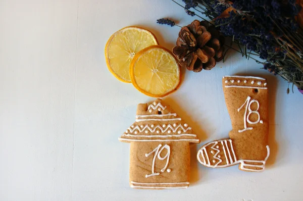 Fondo navideño con adornos y galletas de jengibre sobre mesa de madera blanca —  Fotos de Stock