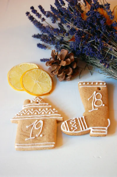 Kerstmis achtergrond met ornamenten en peperkoek cookies op witte houten tafel — Stockfoto