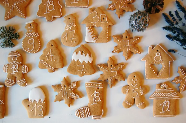 Kerstmis achtergrond met ornamenten en peperkoek cookies op witte houten tafel — Stockfoto
