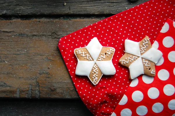 Pepparkakor på träbord — Stockfoto