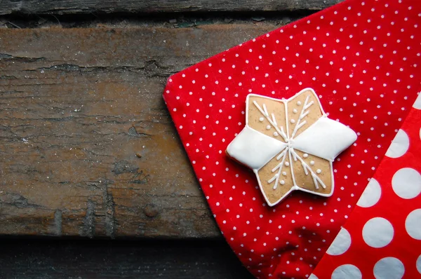 Peperkoek koekjes op houten tafel — Stockfoto