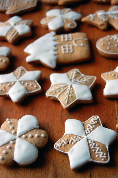 Biscuits au pain d'épice sur table en bois — Photo