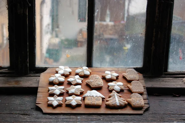 Galletas de jengibre sobre mesa de madera — Foto de Stock