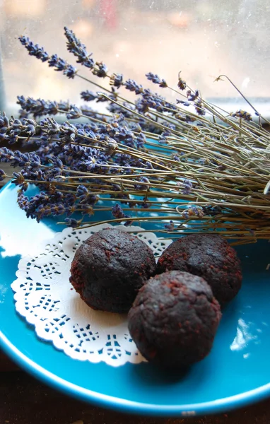 Eflatun bir plaka üzerinde çikolata truffles — Stok fotoğraf