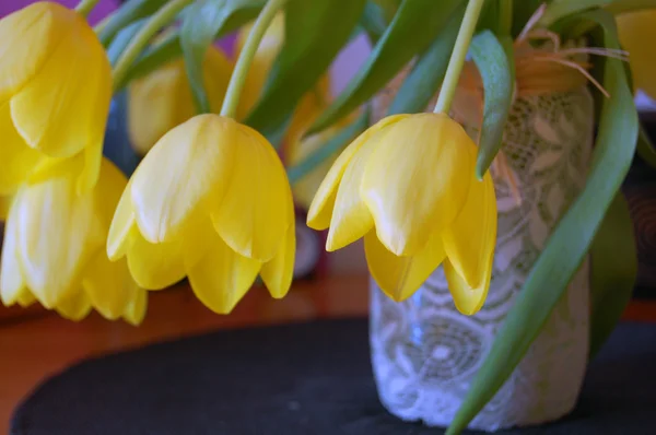 Tulipanes amarillos en jarrón de encaje —  Fotos de Stock