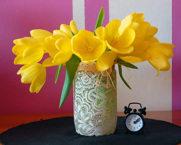 Tulipas amarelas em vaso de renda — Fotografia de Stock