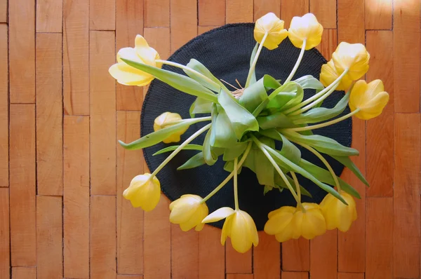 Tulipanes amarillos en jarrón de encaje —  Fotos de Stock