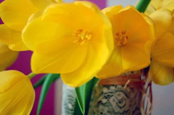 Tulipanes amarillos en jarrón de encaje —  Fotos de Stock
