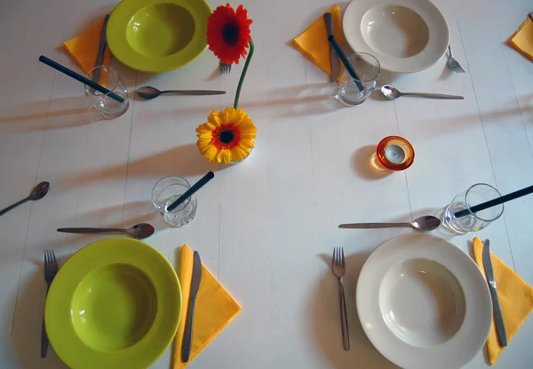 Puste talerze na prosty biały stół — Zdjęcie stockowe