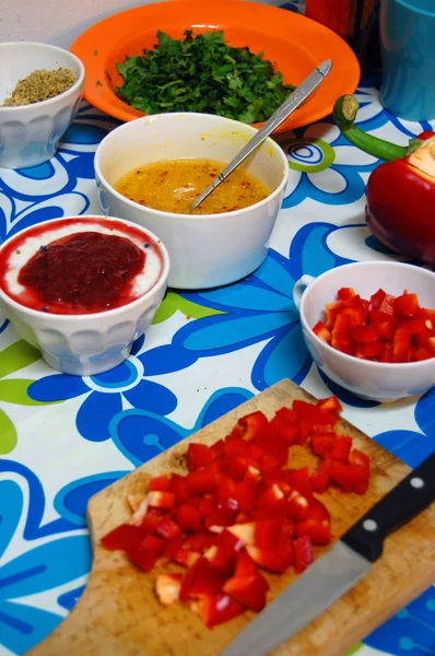 Cozinha mesa com ingredientes alimentares — Fotografia de Stock