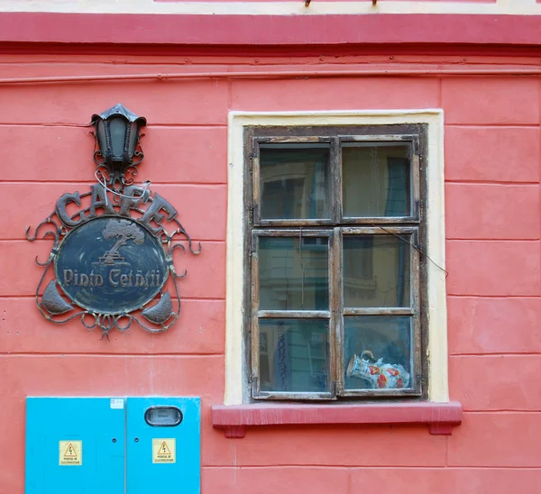 Fachada do edifício com janelas — Fotografia de Stock