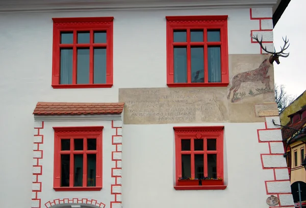 Fachada do edifício com janelas — Fotografia de Stock