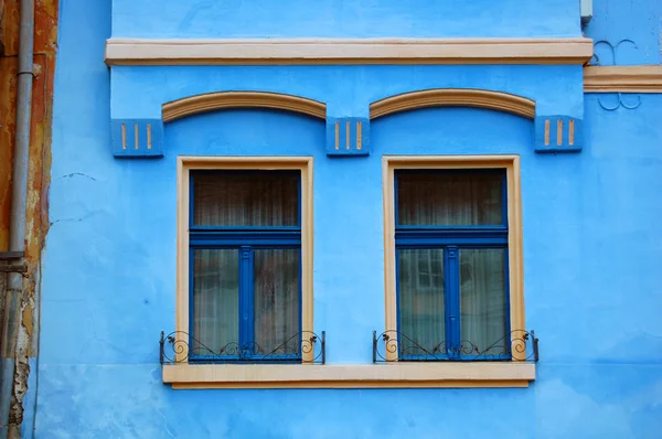 Fassade mit Fenstern — Stockfoto