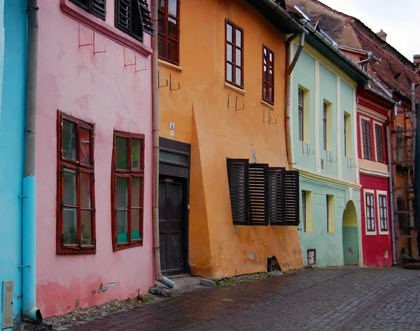 Renkli evleri olan bir sokak. — Stok fotoğraf