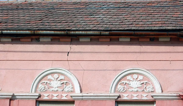 Detalj av gamla byggnadens fasad med fönster — Stockfoto
