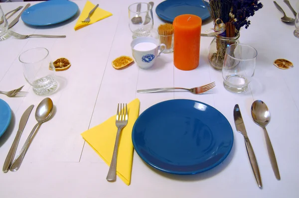 Puste talerze na prosty biały stół — Zdjęcie stockowe