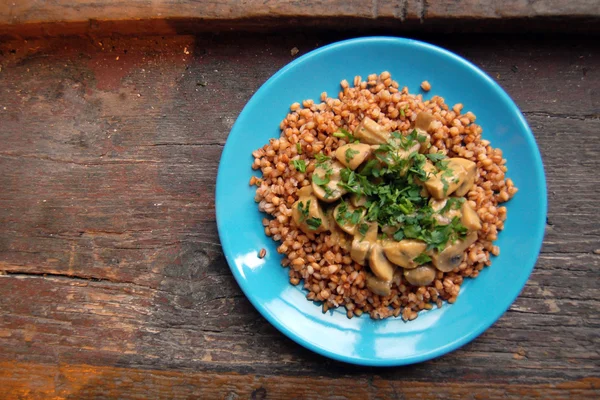 Gros plan de salade d'orge perle aux champignons grillés — Photo