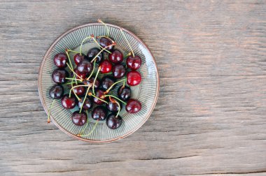 taze meyve arka plan ile tatlı kiraz rustik ahşap tablo