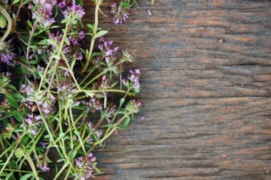 arka plan ahşap masa üzerinde taze kekik