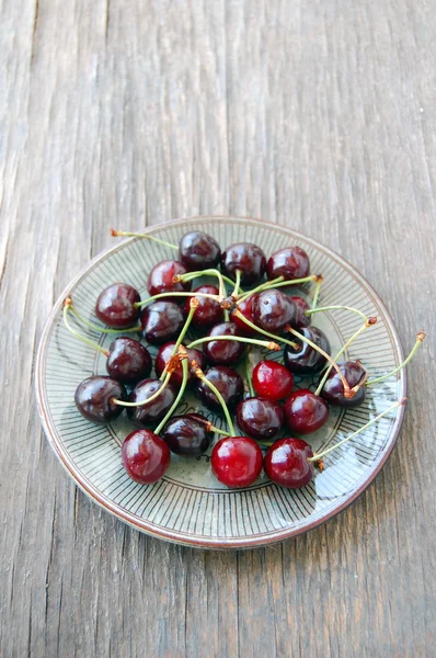 Fondo de frutas frescas con cerezas dulces en mesa de madera rústica — Foto de Stock
