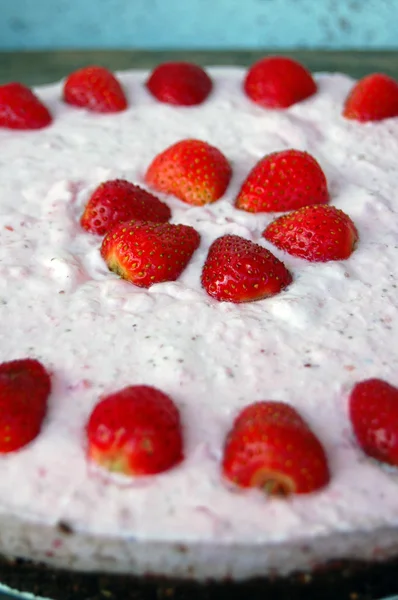 Fond avec gâteau aux fraises cru — Photo