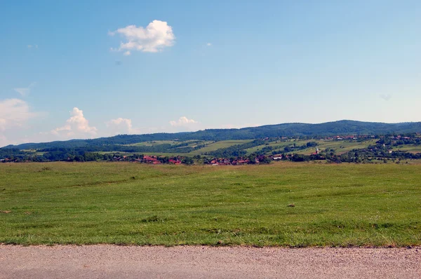 Yaz yol mavi gökyüzü altında