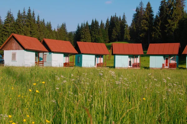 Holzhütten in den Bergen — Stockfoto