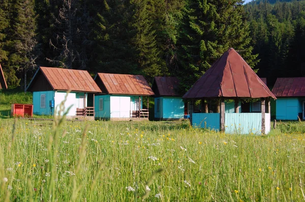 Dřevěné chaty na horách — Stock fotografie