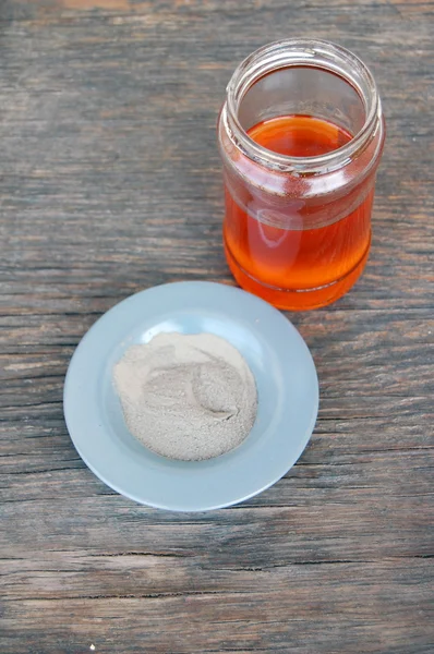 Cosmetische klei in een keramische kom met honing. Lichaam en gezicht kuur — Stockfoto