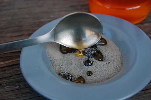 Kosmetiska lera i en keramikskål med honung. Kropp och ansikte spabehandling — Stockfoto