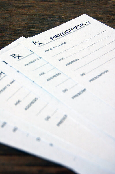 Пустые рецепты над деревянным столом
