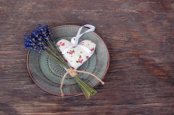 Bolso de flores y lavanda lavanda en la mesa — Foto de Stock