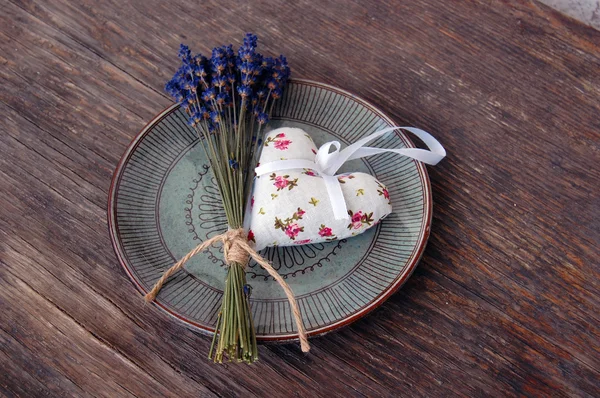 Bolso de flores y lavanda lavanda en la mesa — Foto de Stock