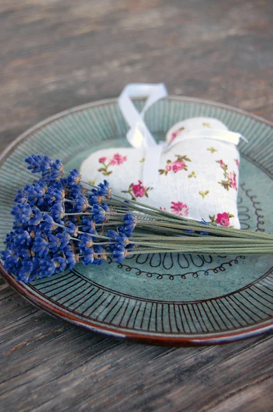 Fleurs de lavande et sac de lavande sur table — Photo