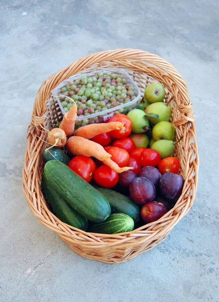 Gemüse und Obst in einem Korb — Stockfoto