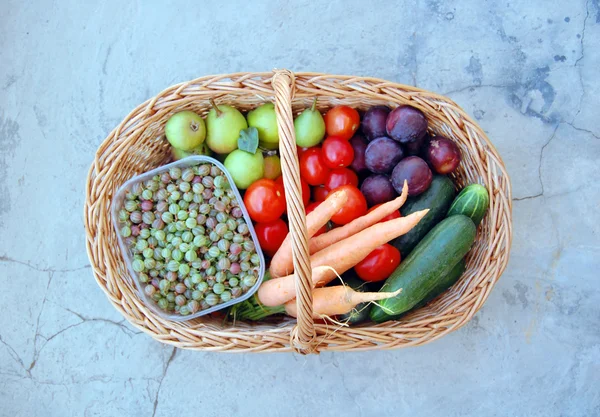 바구니에 담긴 채소와 과일 — 스톡 사진