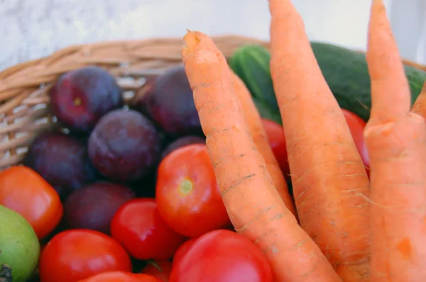 Gemüse und Obst in einem Korb — Stockfoto