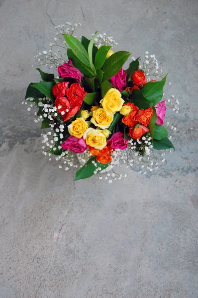 Μπουκέτο από πολύχρωμα λουλούδια για γενέθλια — Φωτογραφία Αρχείου