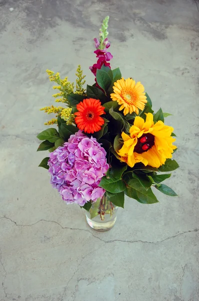 Schöner Strauß bunter Sommerblumen — Stockfoto