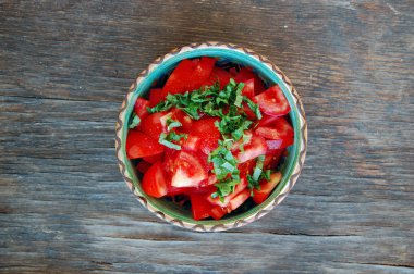 Fesleğenli taze domates salatası